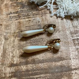 Vintage Faux Mother Of Pearl Costume Jewelry Drop Earrings Clip-on Gold-tone